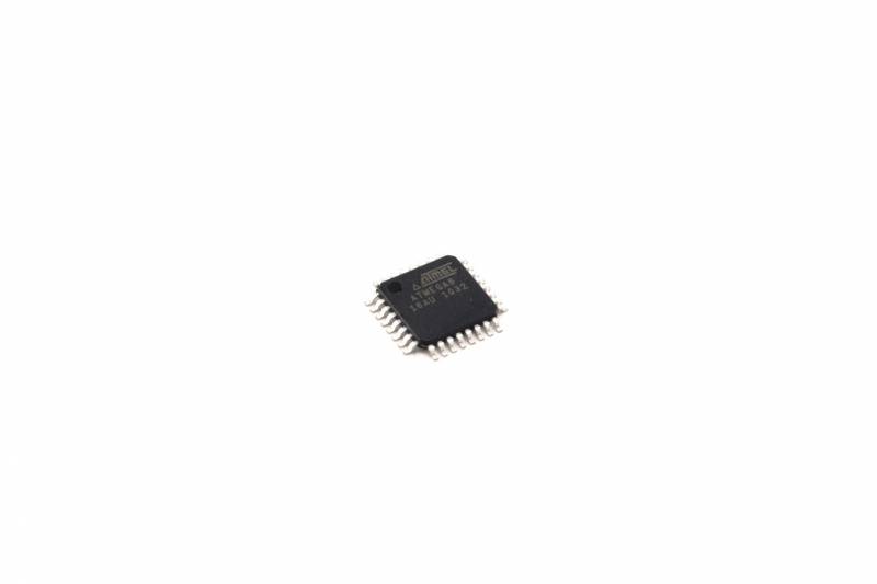 MICROCONTROLADOR 8 BIT C/FLASH 64K SMD